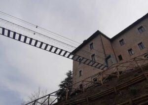 Ponte Tibetano con borgo di Sellano