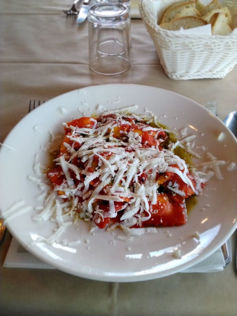 ravioli al sugo con ricotta salata