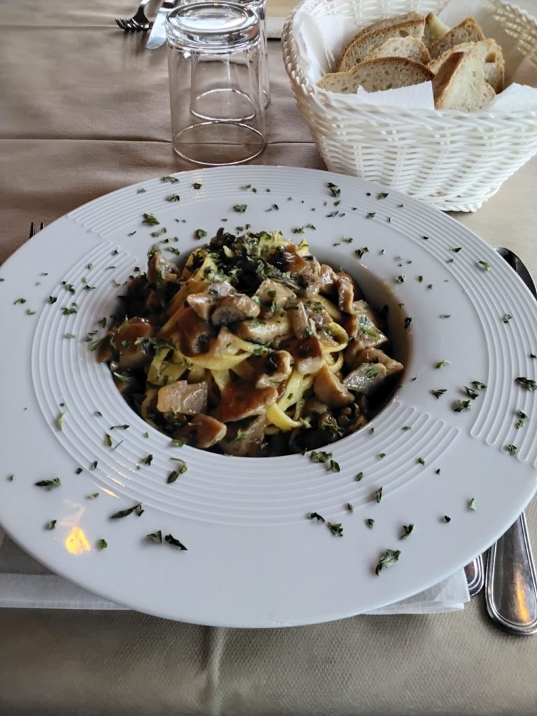 tagliatelle funghi al ristorante di castelluccio