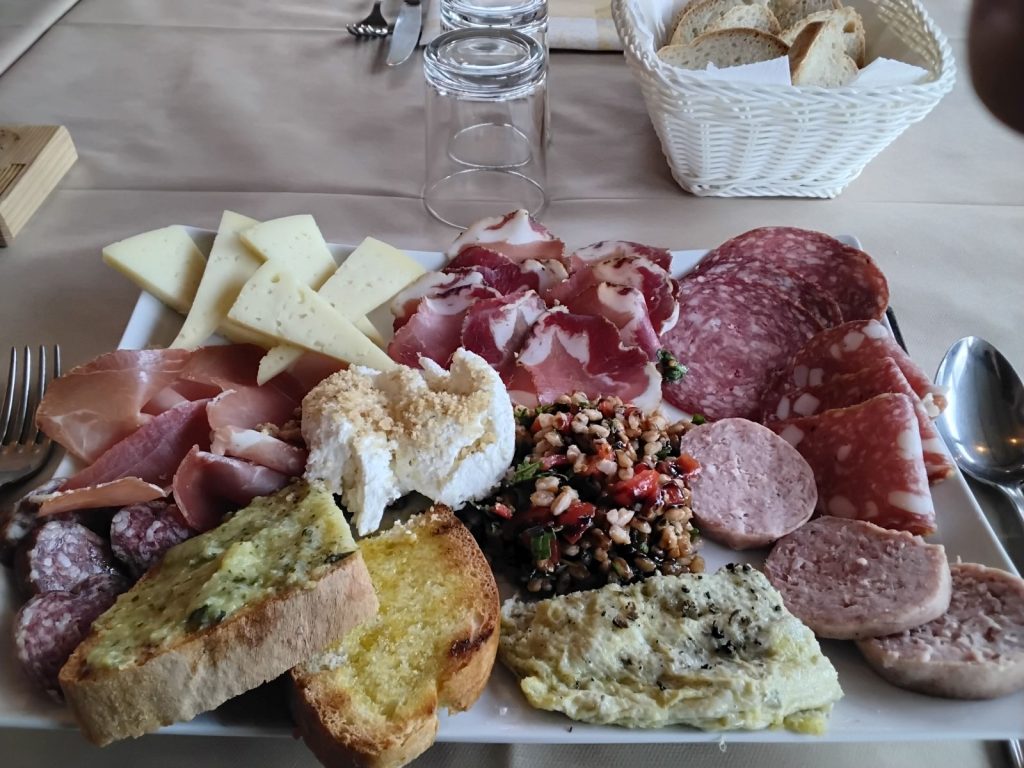 piatto antipasto misto grande con tagliere di salumi e formaggi ricotta efrittata
