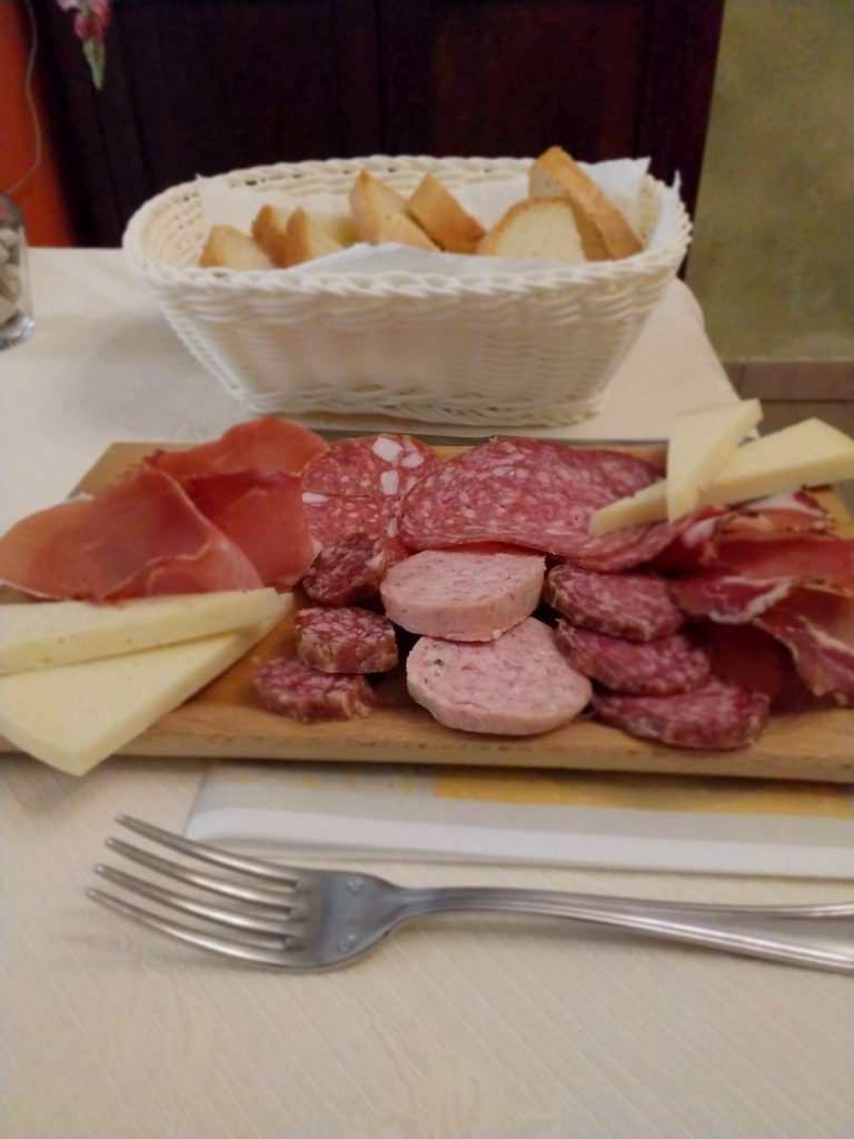 piatto tagliere di salumi e formaggi