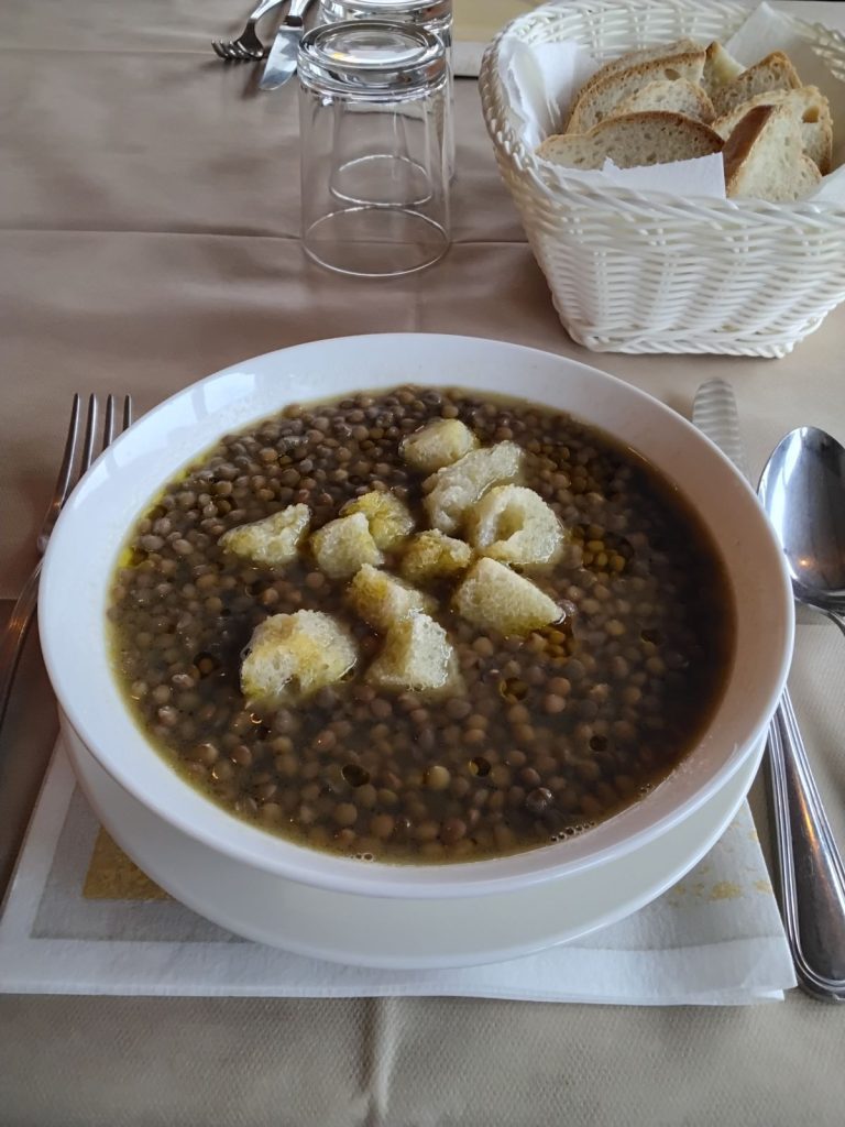 piatto di zuppa di lenticchia di castelluccio di Norcia