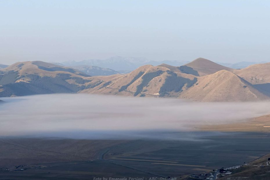 panorama mattina a castelluccio di norcia per la fuga dal caldo